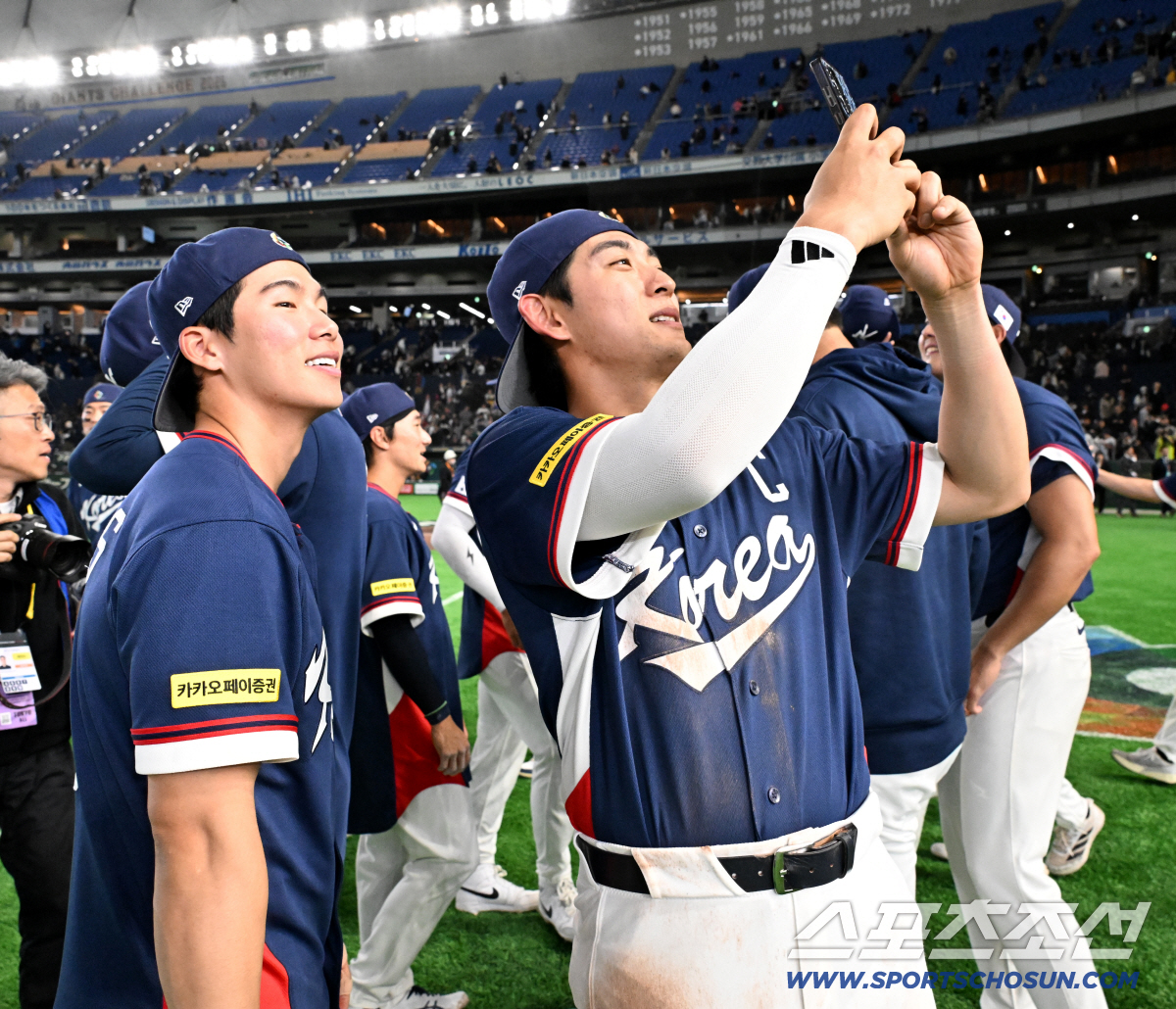 이건 기적이야! 눈물 바다된 도쿄돔 그라운드, 17년만의 WBC 8강 진…