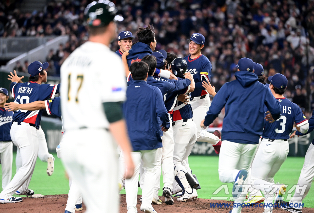 이건 기적이야! 눈물 바다된 도쿄돔 그라운드, 17년만의 WBC 8강 진…