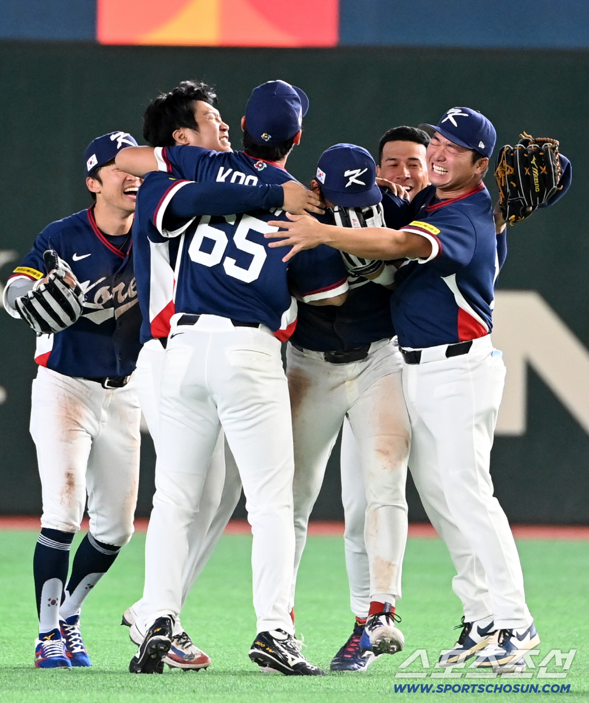 이건 기적이야! 눈물 바다된 도쿄돔 그라운드, 17년만의 WBC 8강 진…