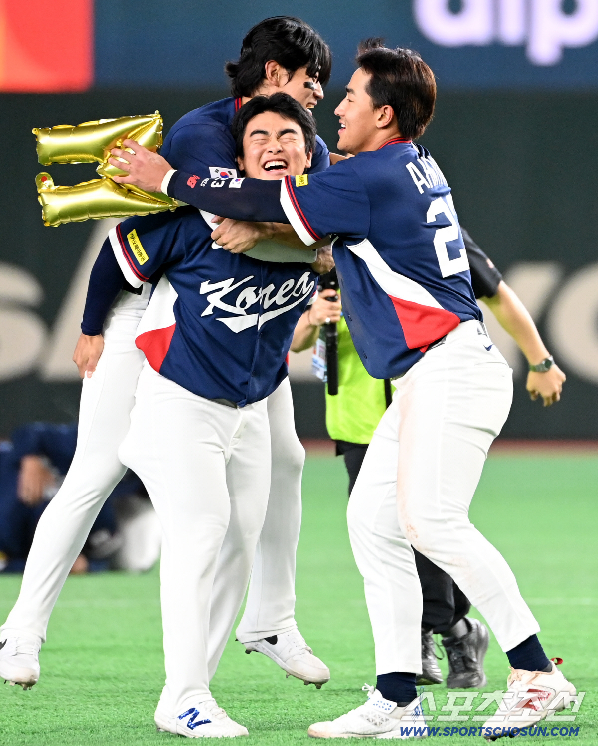 이건 기적이야! 눈물 바다된 도쿄돔 그라운드, 17년만의 WBC 8강 진…