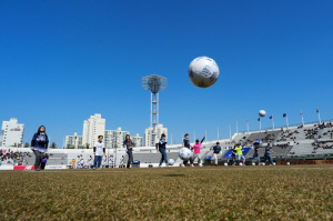 서울 이랜드, '12번째 선수' 팬 초청 특별 시축으로 홈 개막전 의미 더했다!