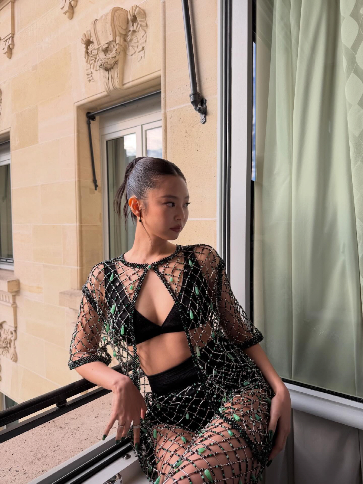 '파격' 제니·'청순' 고윤정, 동갑내기 '인간 샤넬'의 극과극 패션