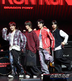 [SC현장]병오년, 말의 기운 탄 드래곤포니…신보 '런런런'으로 차트 질주(종합)