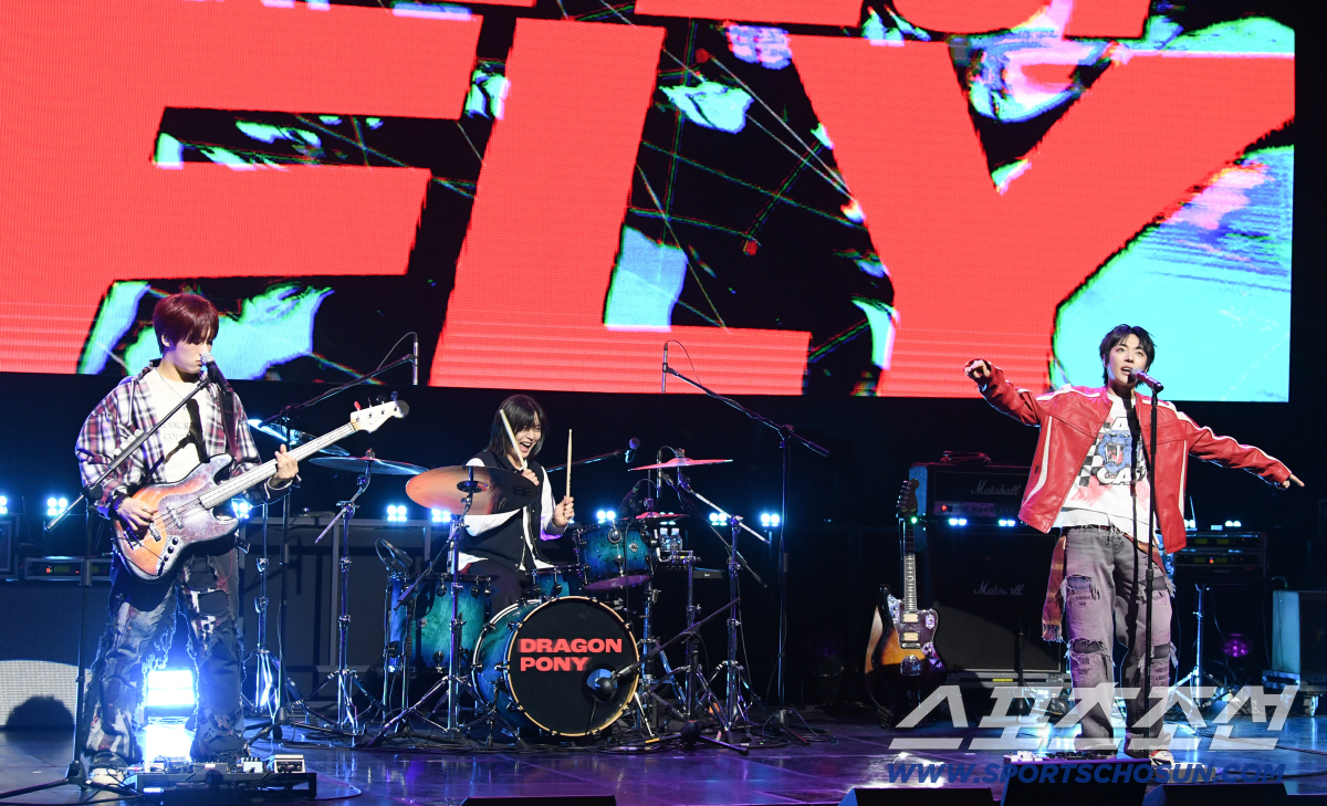 [SC현장]병오년, 말의 기운 탄 드래곤포니…신보 '런런런'으로 차트 질…