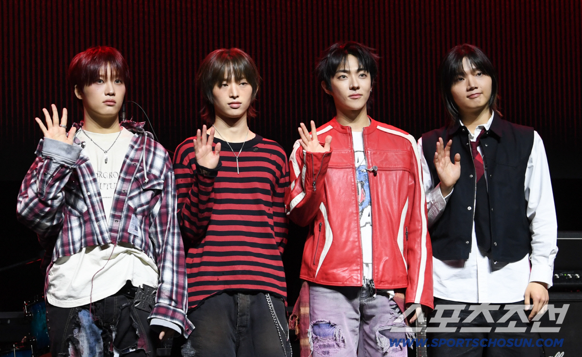 [SC현장]병오년, 말의 기운 탄 드래곤포니…신보 '런런런'으로 차트 질…