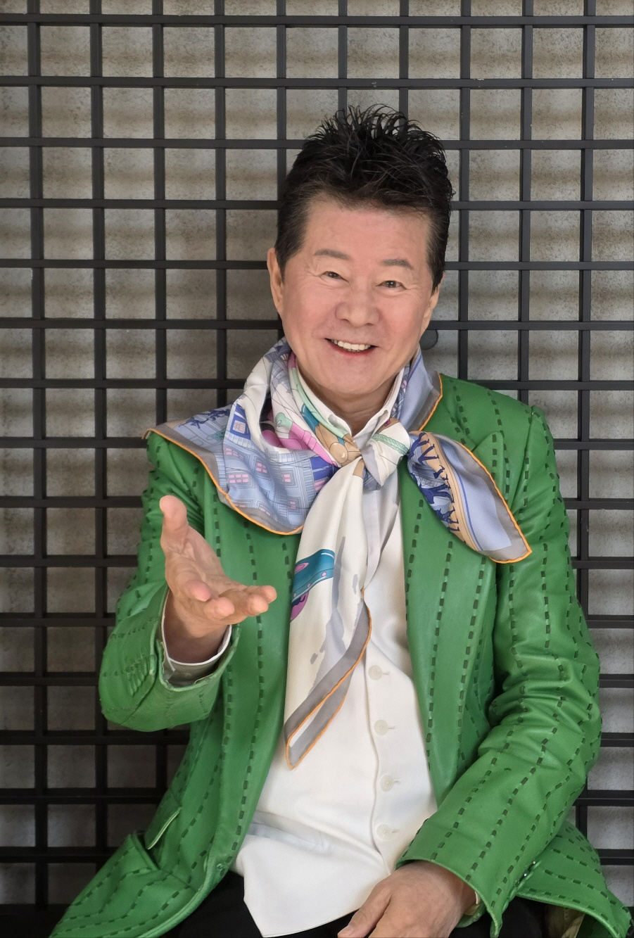 신곡 '가시여인아' 화제에…태진아, 스카프 패션도 업계 관심