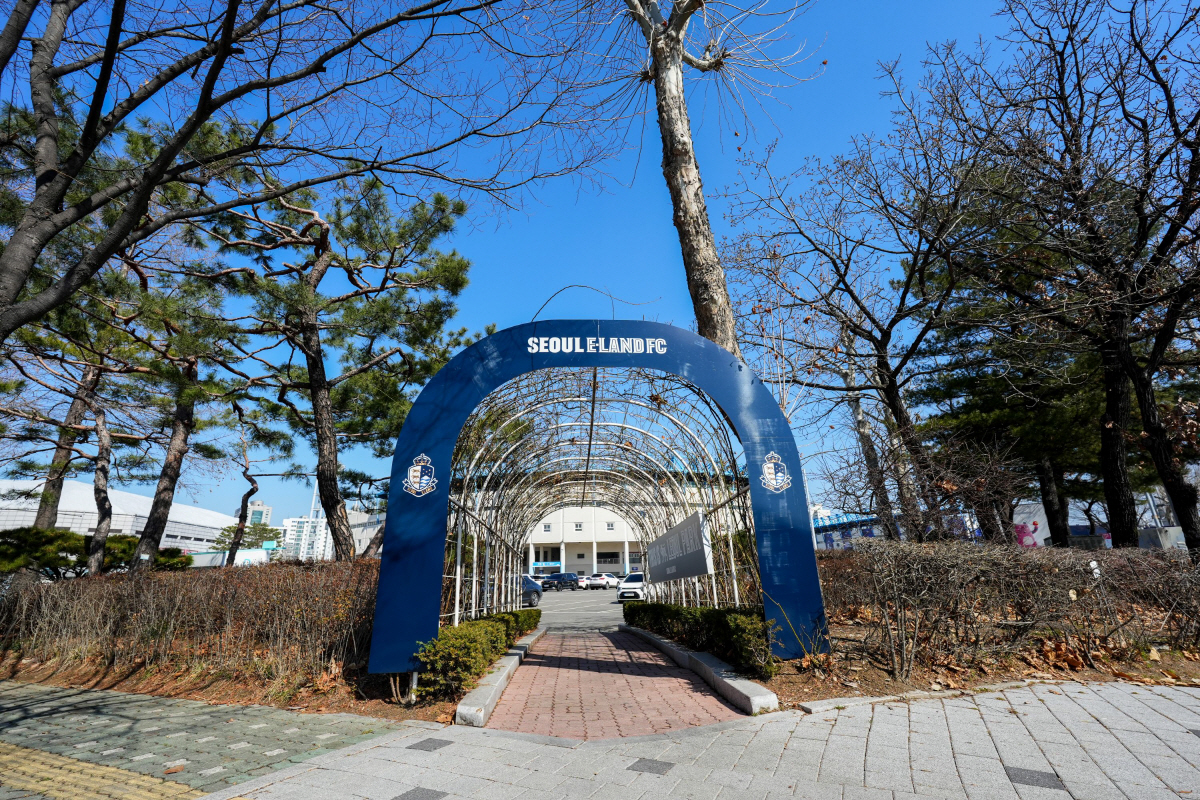 서울 이랜드, 홈경기장·클럽하우스 새단장…관람 환경부터 훈련 공간까지 새…