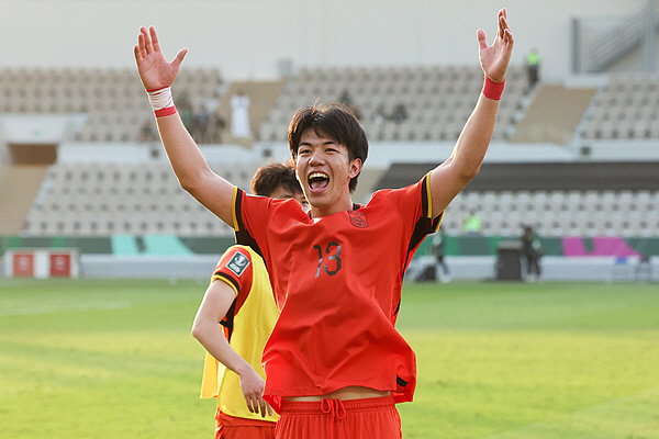 [오피셜]중국의 분노, 촉망받는 유럽파 '눈 찢는 슬랜트아이' 동양인 인…