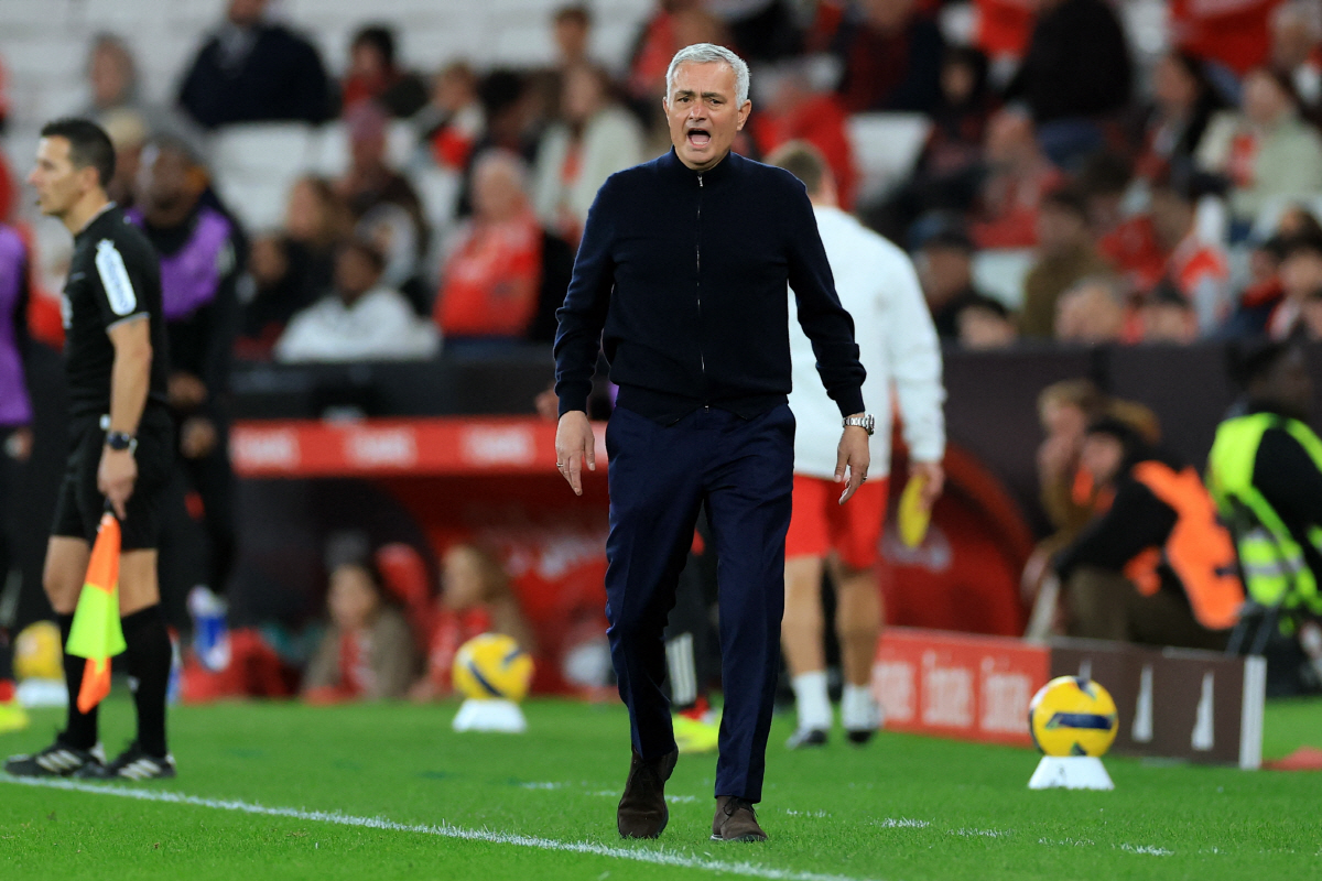 "배신자, 배신자, 배신자" 벤치 도발...분노의 무리뉴 돌진, 또또 퇴…