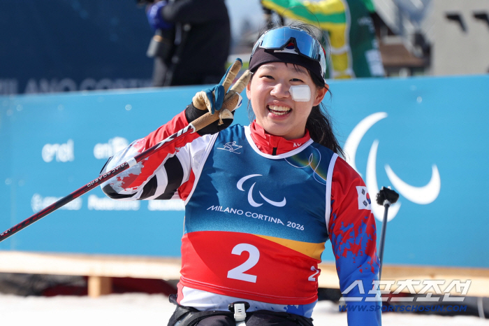 "저 2등 했어요!" '스마일리' 김윤지, 3초차 은메달에도 활짝 웃었다[밀라노-코르티나 패럴림픽 현장]