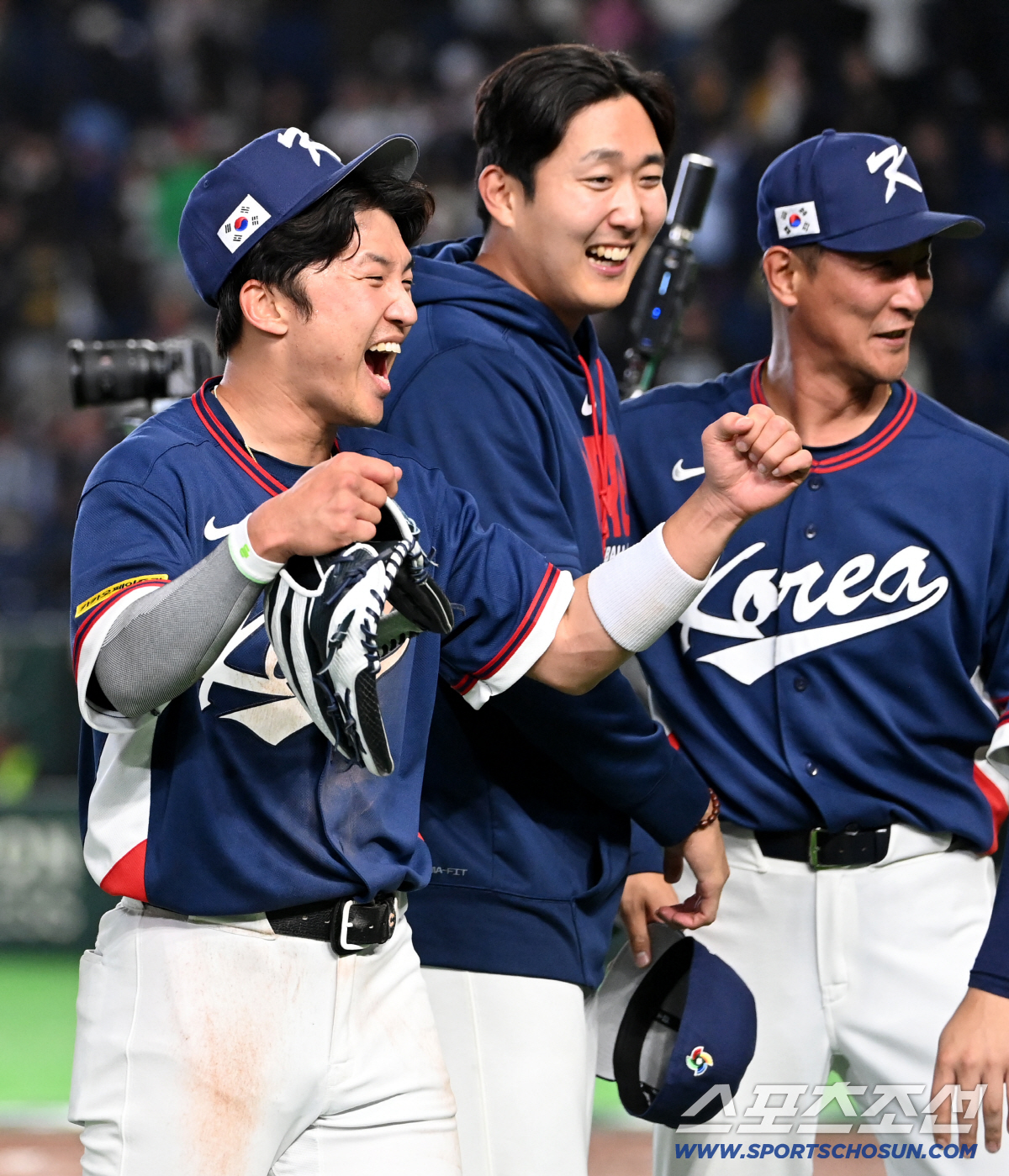 '긴급 귀국' 11승 에이스 충격 이탈, 팔꿈치 심상치 않다…"검진 좋게…