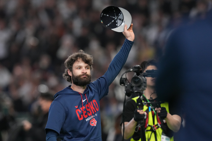'대표팀 은퇴 경기'서 WBC 챔피언에 4.2이닝 무실점 쾌투…도쿄돔 기립박수 받은 '회사원' 투수
