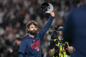 '대표팀 은퇴 경기'서 WBC 챔피언에 4.2이닝 무실점 쾌투…도쿄돔 기립박수 받은 '회사원' 투수