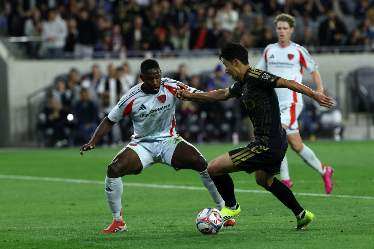 손흥민 필드골 '0골' 침묵→'할리우드 액션' 논란...그래도 1위야! …