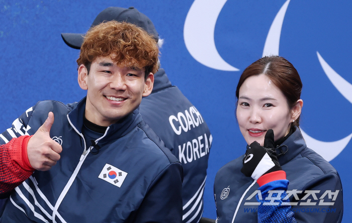 "'강심장'백혜진X'해병대'이용석 해냈다!" 韓휠체어컬링 16년 만의 은메달 확보! 오늘 中과 믹스더블 '1호 금' 전쟁[밀라노-코르티나 패럴림픽 현장]