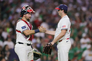 악수 안받아줬다고 