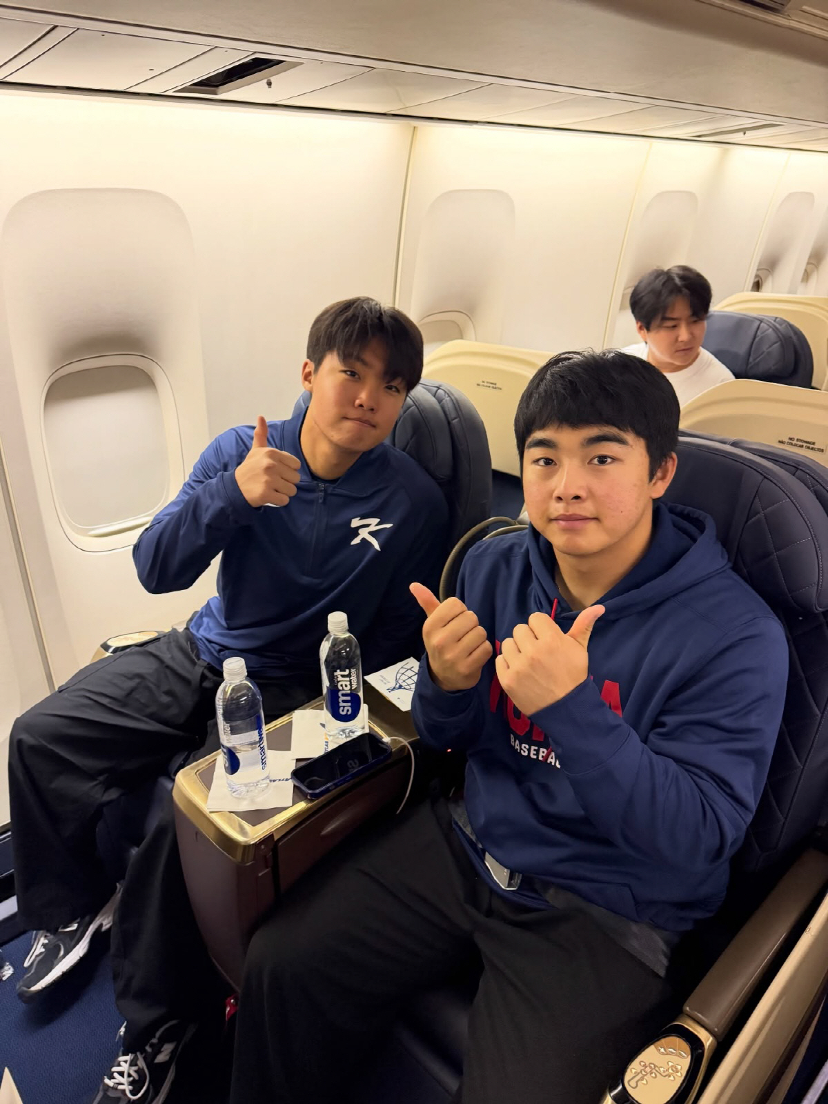 "날아갈 것 같아" 전세기 탑승샷 전격 공개, "MLB 누려라" 이정후의…