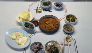 김준호, 재혼 복 터졌다...♥김지민, 해외 다녀온 남편 위한 '한식 밥상 차림'