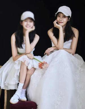 유선, '배우급' 미모 중학생 딸 있었네...미소 닮은 모녀의 첫 화보 