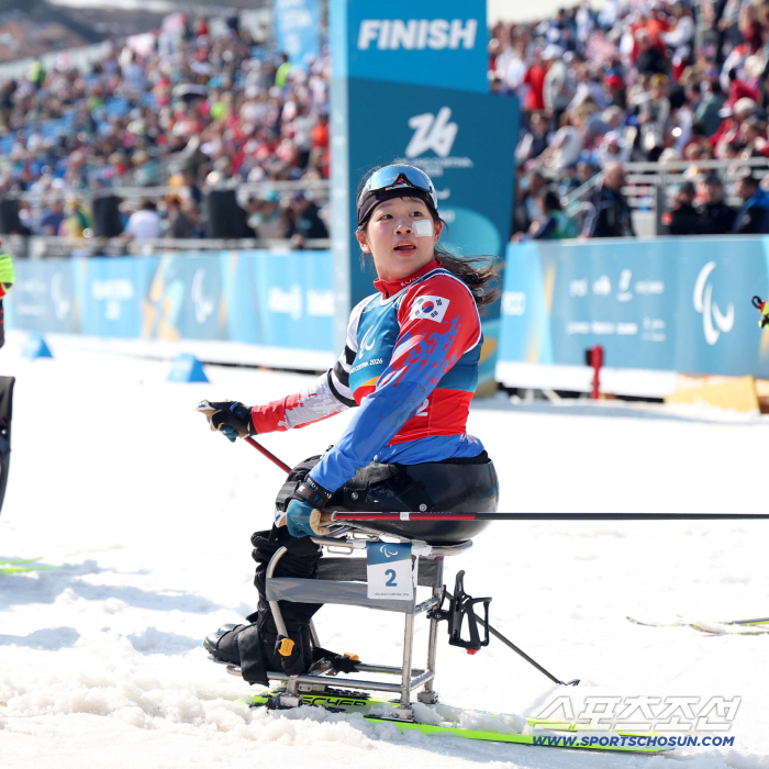 "넘어져도 메달!오뚝이 윤지♥" '스마일 몬스터' 김윤지, 크로스컨트리 10KM 은메달! 금→은→은 '동계패럴림픽 개인 최다메달'