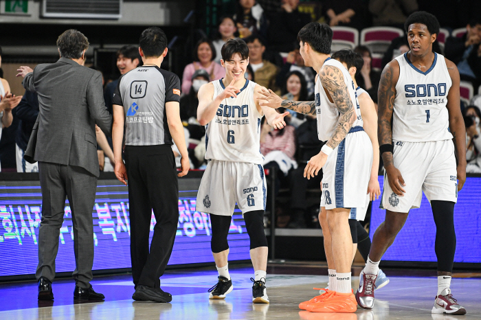 [현장분석] 파죽 6연승, 드디어 단독 6위. 고양 소노, 1위 LG마저 제압. LG와 '진흙탕 싸움' 극복. 왜 소노에게 더욱 의미있었나?