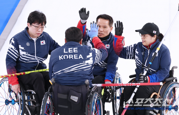 휠체어컬링 4인조, 미국에 2대9 패배..."남은 캐나다X이탈리아전 전승! 4강 간다"[밀라노-코르티나 패럴림픽 현장]