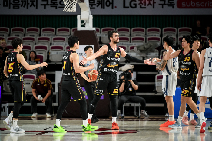 LG-소노 절체절명 승부처. 비디오 판독의 희비. 최승욱의 마레이 컨택트 NO 파울. KBL "볼을 최초 터치 이후 부수적 접촉. 정심이다"