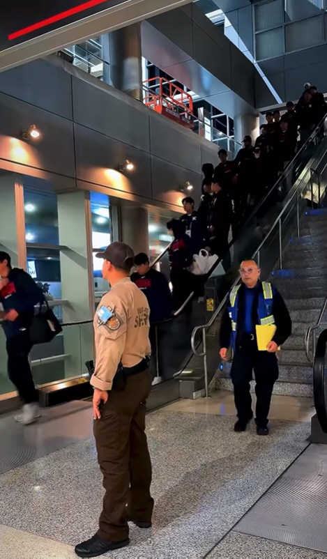 "웰컴, 팀 코리아!" 마이애미 입성 류지현호, '전용 통로 입국→사이드…