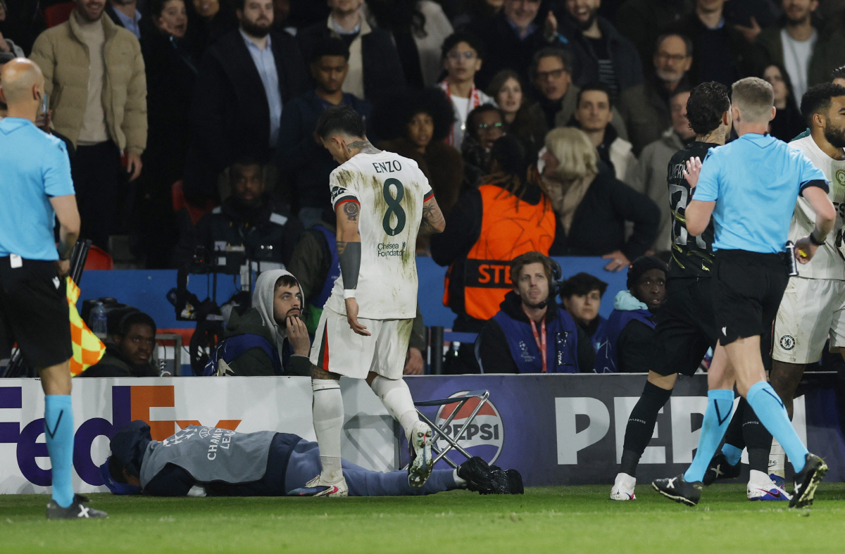 "유니폼 선물하면서 35번 미안하다고 했다" 첼시 네투, 밀어 넘어트린 …