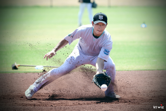 올해는 다르다! 2007년生 신인 위해 '우승 7회' 90년생 레전드 듀오 '직강' 붙었다…KT는 지금 '이글이글'