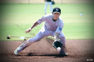 올해는 다르다! 2007년生 신인 위해 '우승 7회' 90년생 레전드 듀오 '직강' 붙었다…KT는 지금 '이글이글'