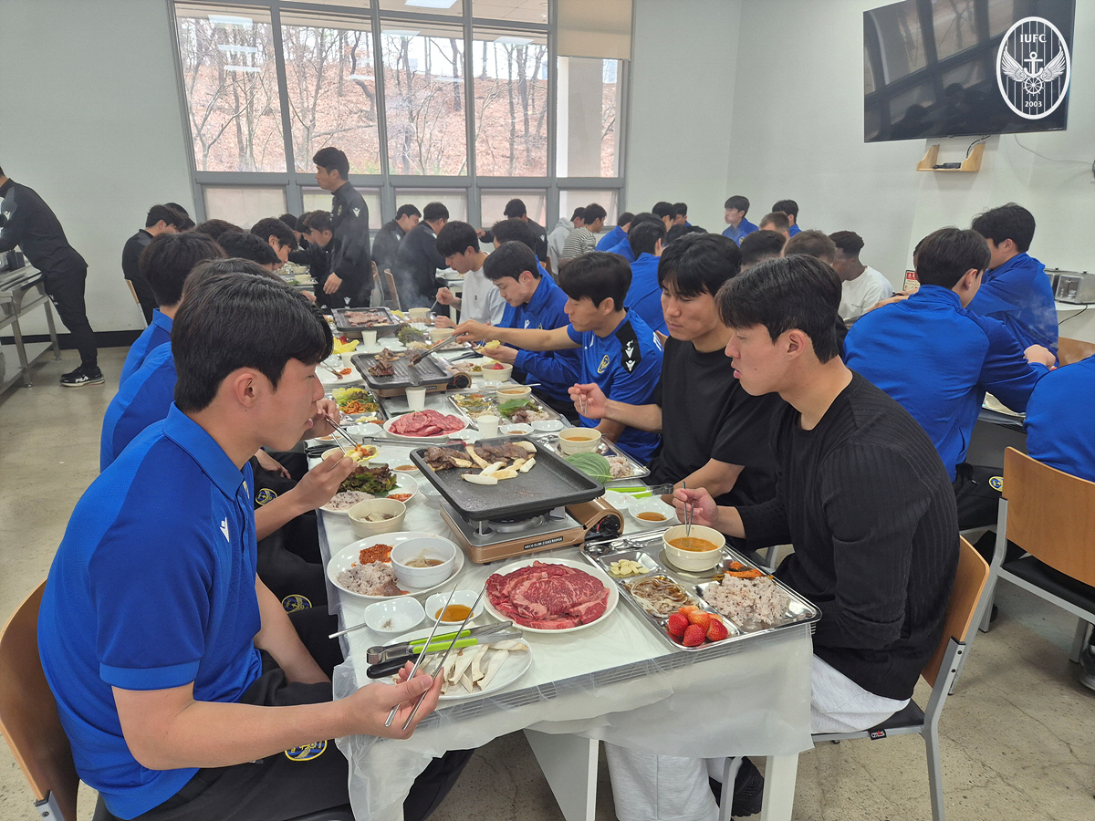 "오심 잊고 다시 뛴다" 인천, 팬 후원회가 준비한 한우로 사기 충전…포…