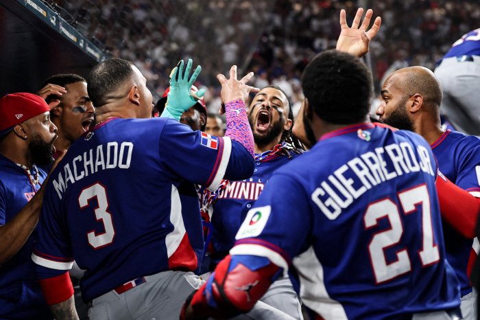 '와' 아찔 송구에 상대 바뀌는 줄…한국, 8강전 대진 나왔다! 'ML 호화군단' 도미니카공화국 격돌