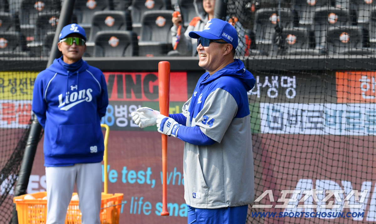 '10년 만에 친정 복귀' 최형우, 대전서 밝은 미소...한화 왕옌청 상…