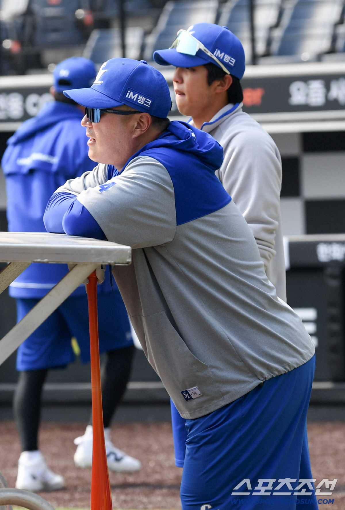 '10년 만에 친정 복귀' 최형우, 대전서 밝은 미소...한화 왕옌청 상…