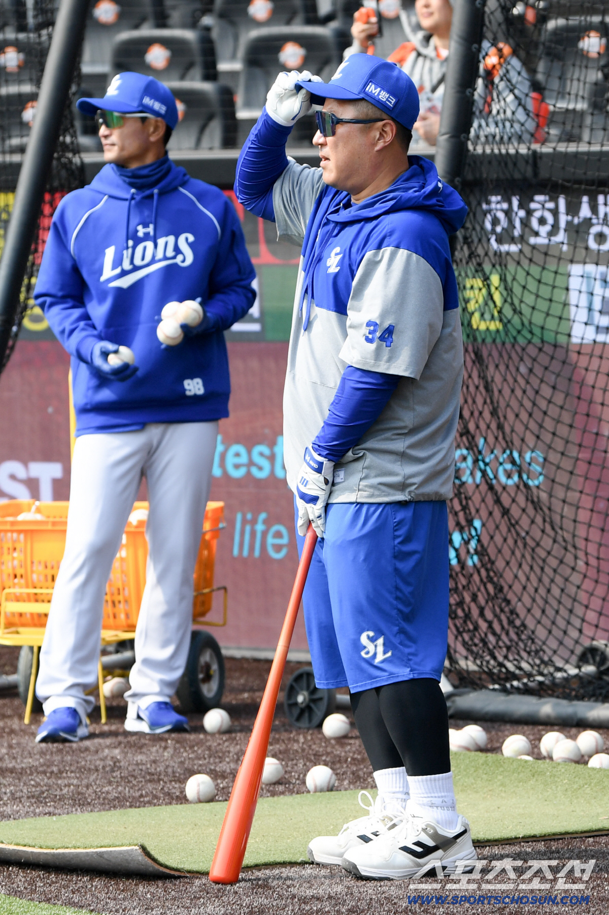 '10년 만에 친정 복귀' 최형우, 대전서 밝은 미소...한화 왕옌청 상…