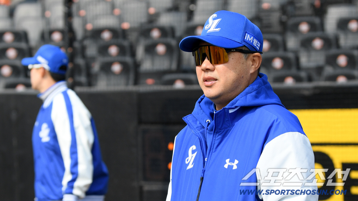 '10년 만에 친정 복귀' 최형우, 대전서 밝은 미소...한화 왕옌청 상…