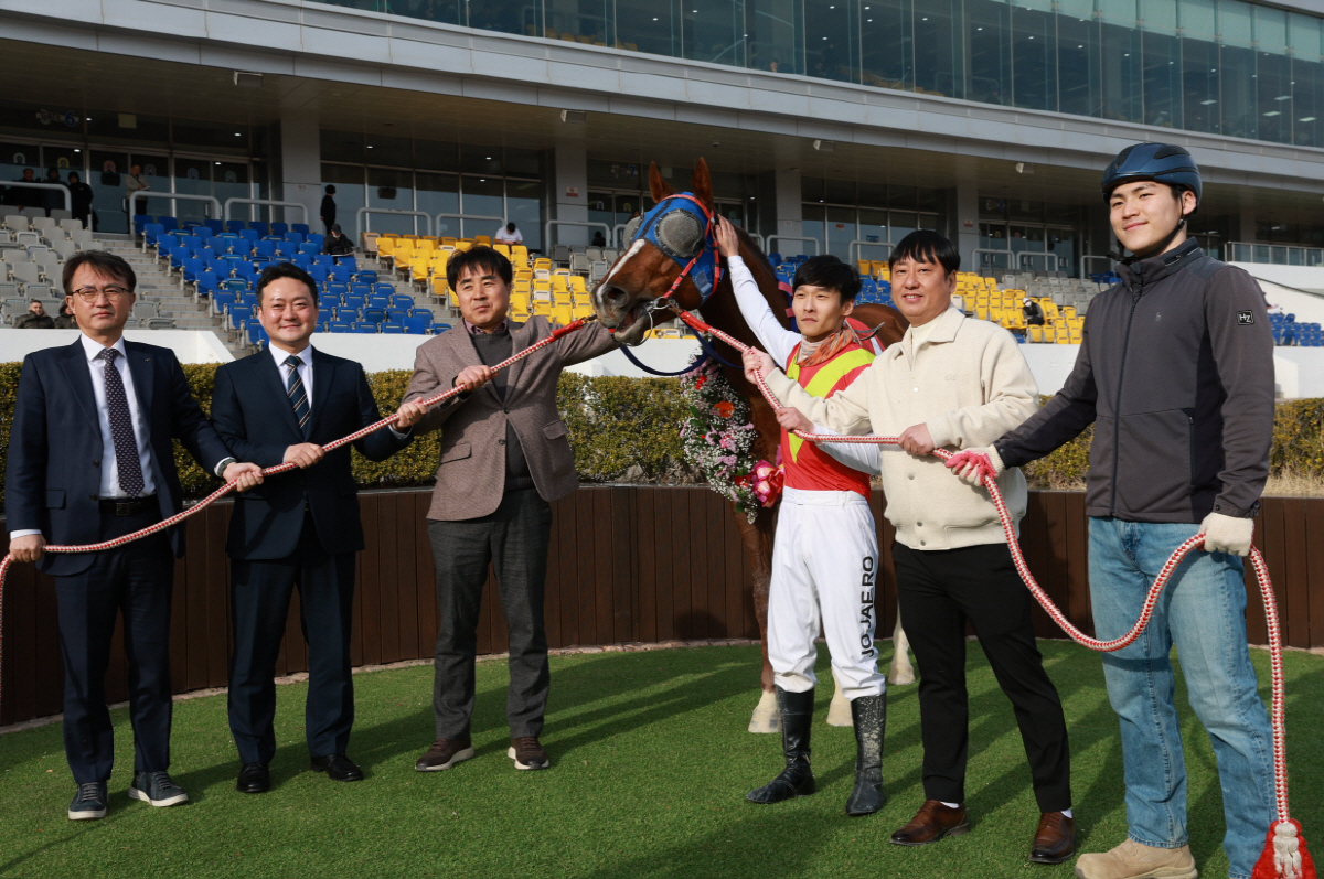 [경마] 빈체로카발로, 제20회 부산일보배(G3) 우승… 2년 연속 트로…