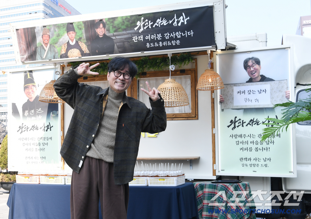 [SC이슈] "이게 무슨일이고!"…'왕사남' 장항준, 요트파티 대신 커피…