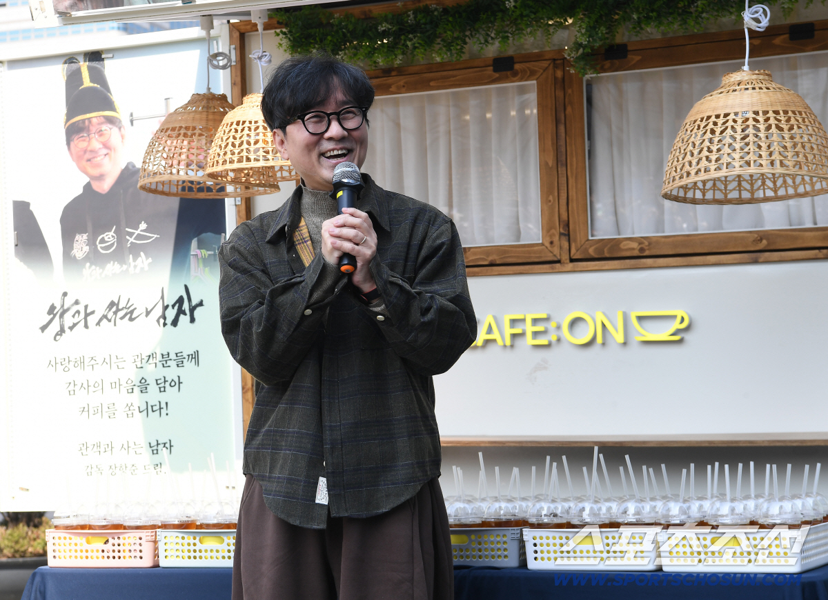 [SC이슈] "이게 무슨일이고!"…'왕사남' 장항준, 요트파티 대신 커피…