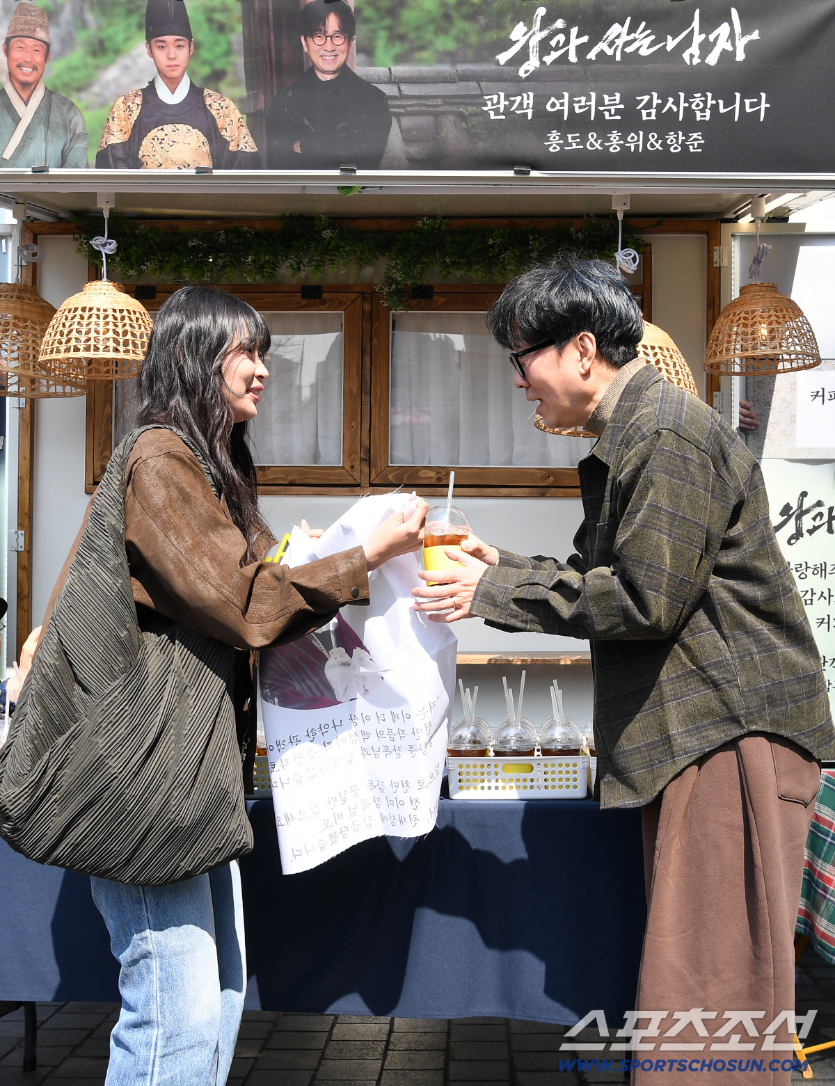 [SC이슈] "이게 무슨일이고!"…'왕사남' 장항준, 요트파티 대신 커피…