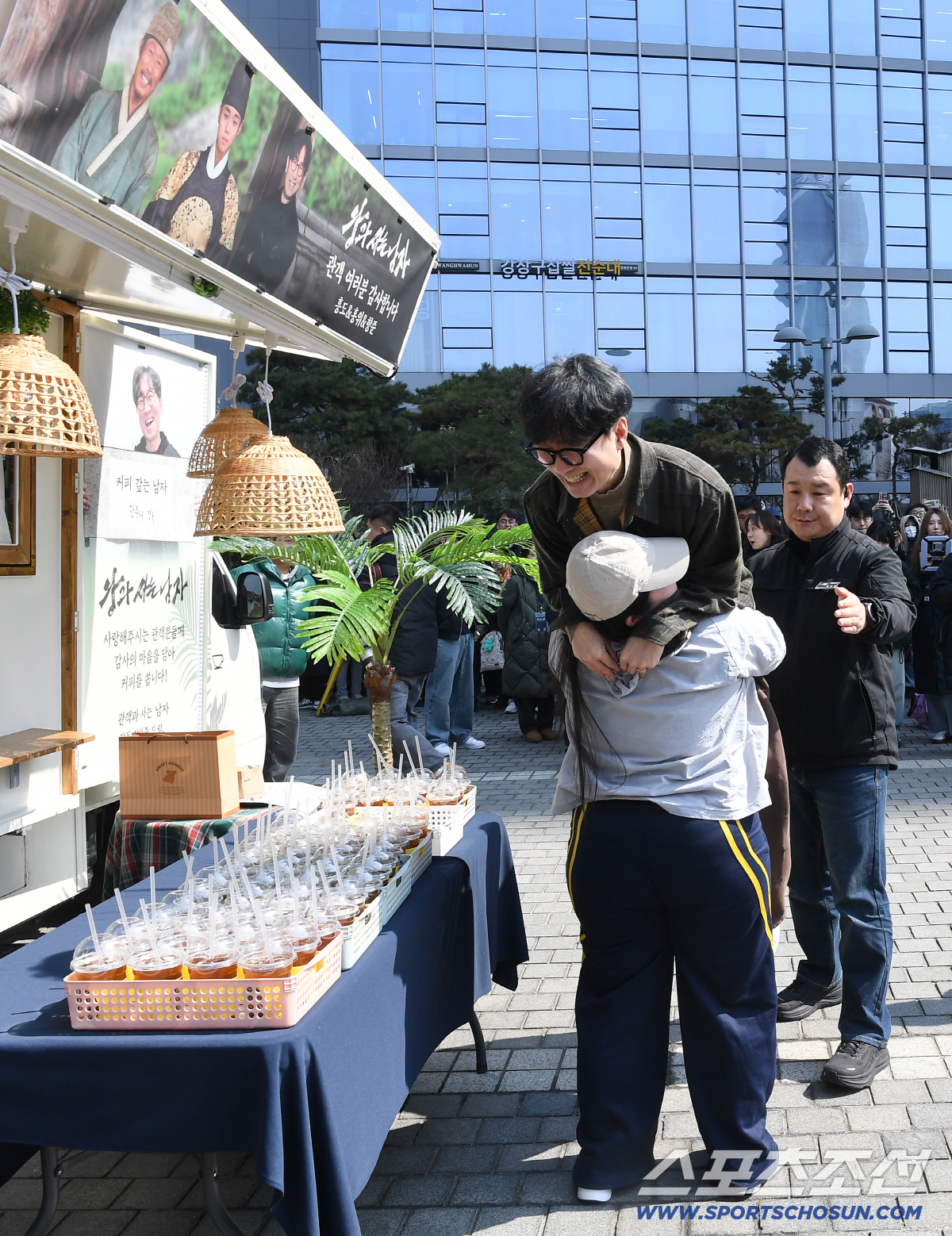 [SC이슈] "이게 무슨일이고!"…'왕사남' 장항준, 요트파티 대신 커피…