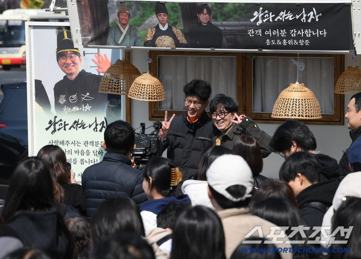 [SC이슈] "이게 무슨일이고!"…'왕사남' 장항준, 요트파티 대신 커피…