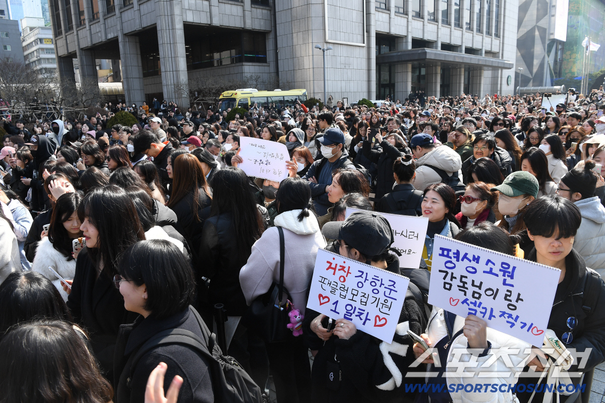 [SC이슈] "이게 무슨일이고!"…'왕사남' 장항준, 요트파티 대신 커피…