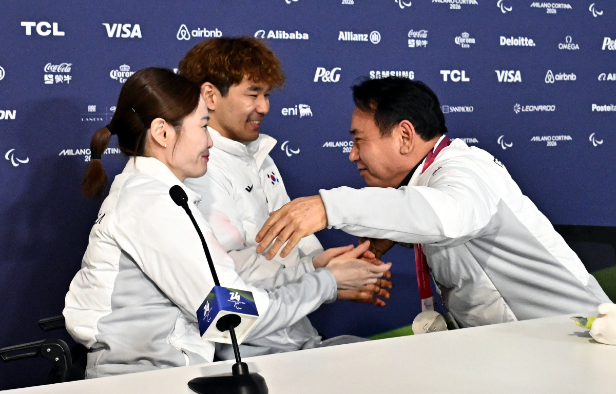 "너무 행복합니다" 울보 회장님의 눈물...휠체어컬링 16년만의 은메달 …