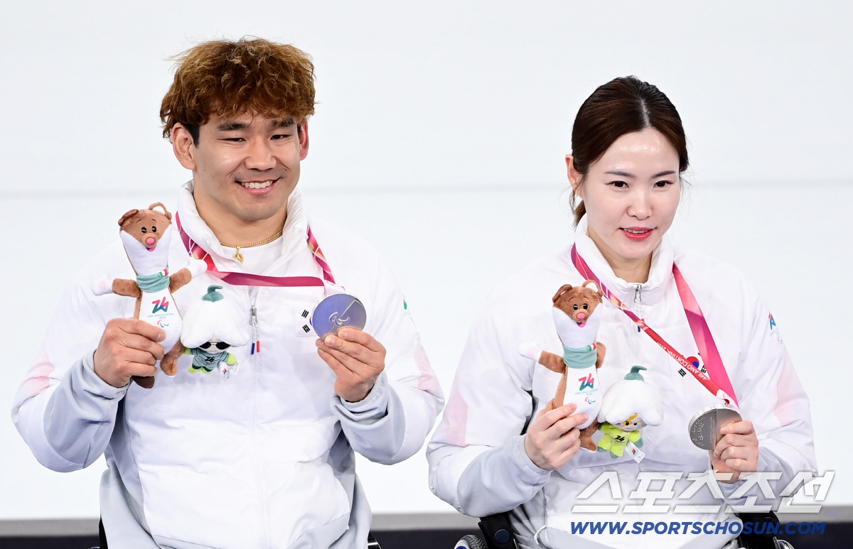 "너무 행복합니다" 울보 회장님의 눈물...휠체어컬링 16년만의 은메달 …