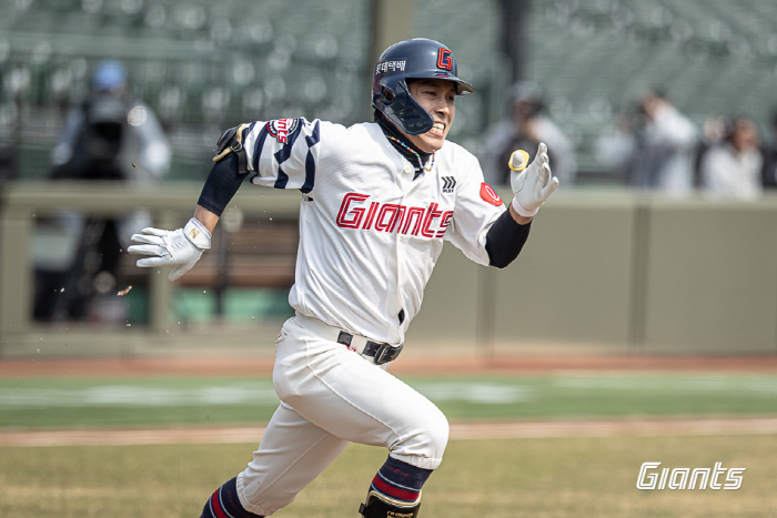 '마황' 입지 흔들흔들 →사령탑 한마디에 용기백배…'2안타 1득점' 황성빈의 첫걸음 성공적 