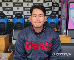 1회 31구 땀뻘뻘 → '잘 던졌다!' 사령탑 찬사 받은 호투…올해는 터지나? 김진욱의 진심 