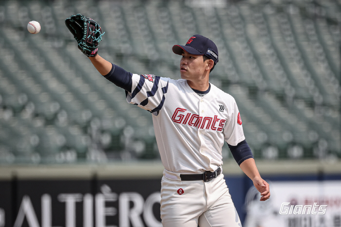 1회 31구 땀뻘뻘 → '잘 던졌다!' 사령탑 찬사 받은 호투…올해는 터…