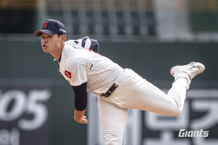 1회 31구 땀뻘뻘 → '잘 던졌다!' 사령탑 찬사 받은 호투…올해는 터…